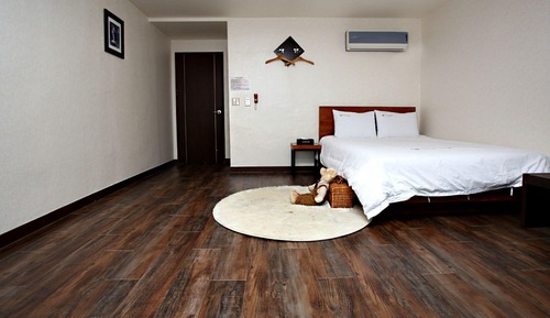 Family Room, 2 Bedrooms