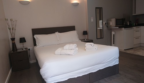 Basic Studio, Ensuite
