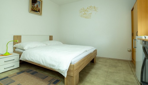 Room (4)
