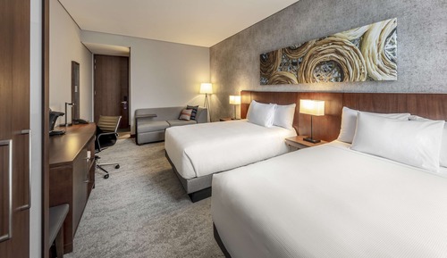 Business Room (2 Queenbed & 1 Sofabed)