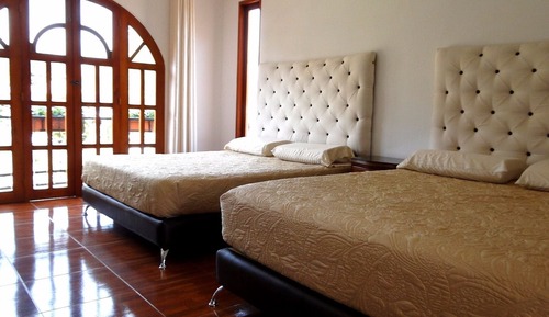 Family Room, Multiple Beds, Garden View