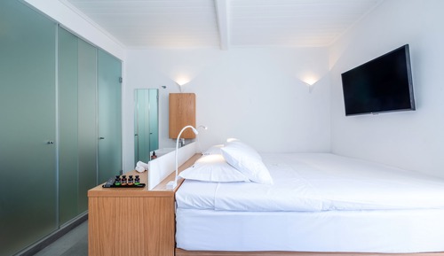 2 bedroom Maisonette with private sharing pool