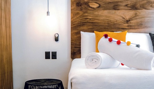 Deluxe Studio Suite, 1 King Bed, Poolside (#7)