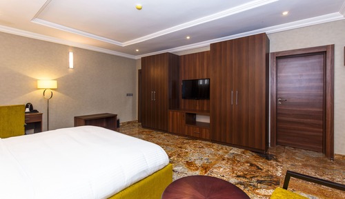 DIPLOMATIC SUITE