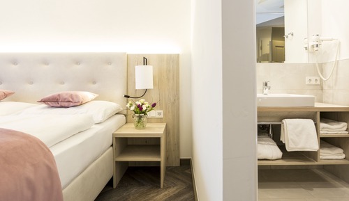 Deluxe Double Room (2)