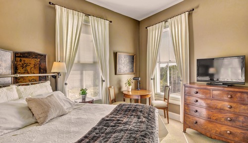 Deluxe Room, 1 Queen Bed