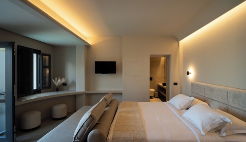 Omni Suite with Private Pool and Caldera View