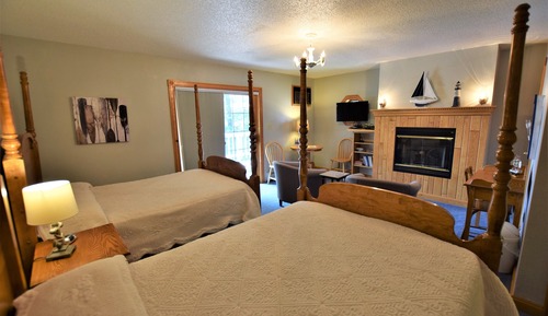 Room, 2 Double Beds, Private Bathroom, Lake View