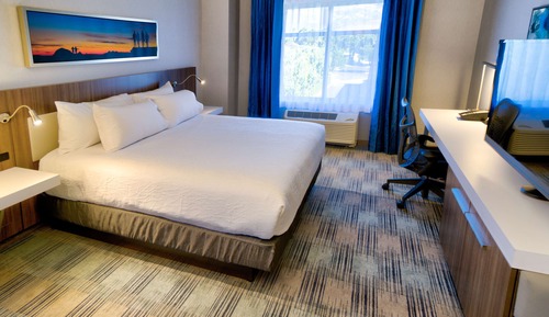 Room, 1 King Bed, Balcony, Mountain View