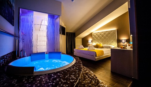 Deluxe Suite, Hot Tub
