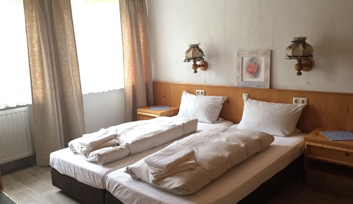 Basic Double Room, 2 Twin Beds