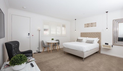 Studio Apartment Queen 
