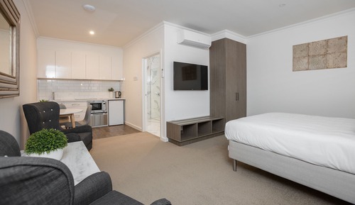 Accessible Studio Apartment Queen