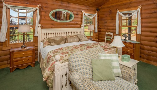 Leafeland Log Cabin
