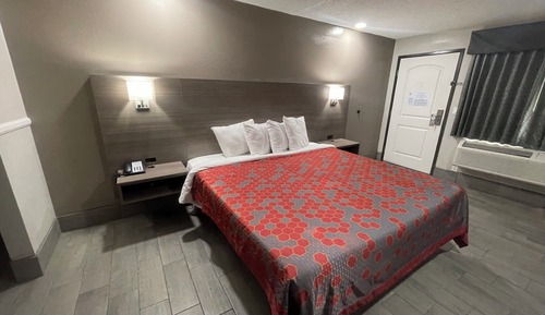 Standard Room, 1 King Bed, Accessible Bathtub, Smoking