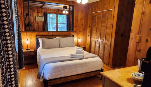 Comfort Chalet, 1 Queen Bed, Pets Allowed, Courtyard View