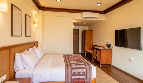 Deluxe Double Room, 1 King Bed, Balcony, Valley View