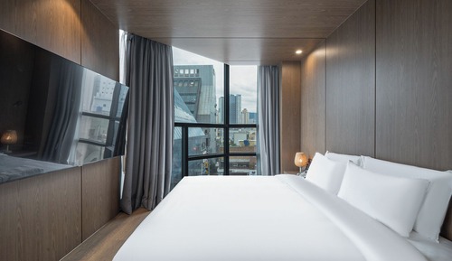 Double Room, 1 King Bed, City View, Corner