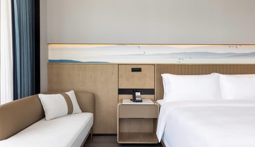 Standard Room, 1 King Bed, Non Smoking, River View