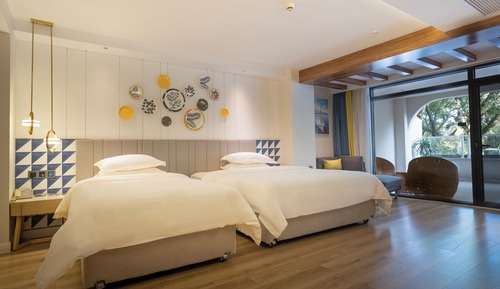Riverside Twin Room with Balcony & Bathtub