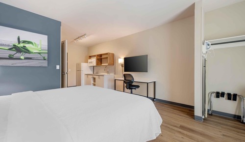 Standard Studio, 1 King Bed, Non Smoking (Refrigerator & Microwave)