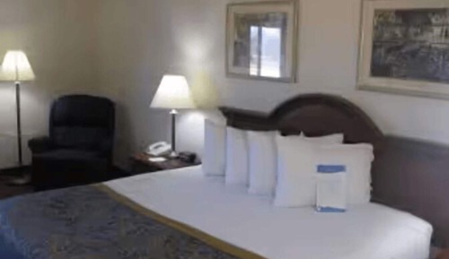 Basic Single Room, 1 King Bed, Non Smoking