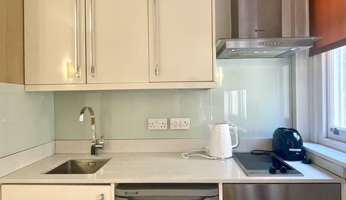 Suite, Shared Bathroom (Flat 8)