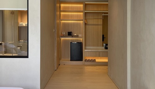 Standard Suite, 1 King Bed, Balcony, City View