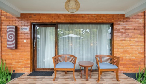 Deluxe Suite, 1 Queen Bed, Balcony, Pool View