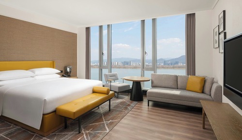 Executive Riverview Suite
