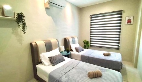 Grand Apartment, 4 Bedrooms, Pool View