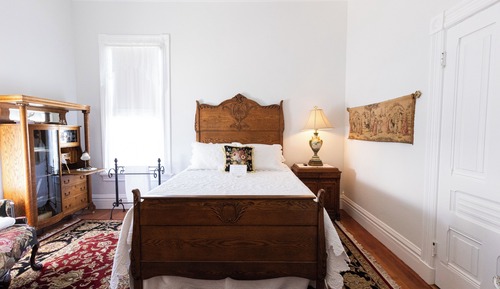 Luxury Single Room, 1 Queen Bed, Private Bathroom, Garden View