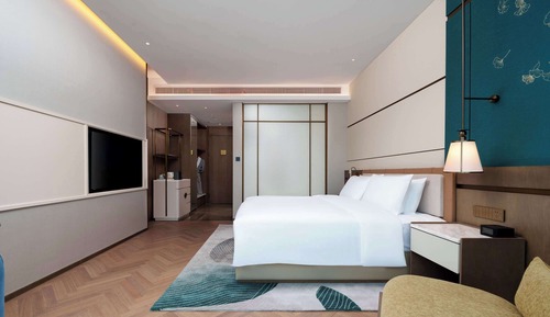 Executive Room, 1 King Bed, Club Lounge Access, Lake View