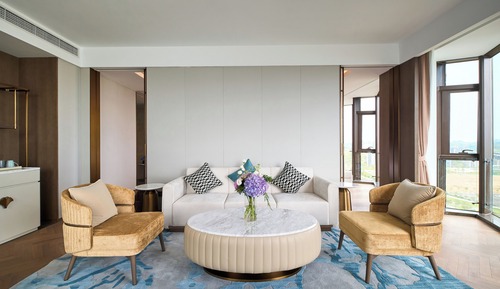 Superior Suite, 1 King Bed, Club Lounge Access, Lake View