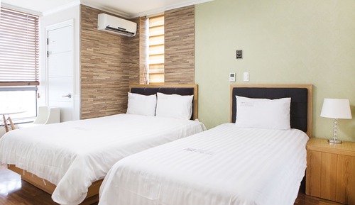 Deluxe Twin Room - No Kitchenette (Netflix available, Personal ID needed)