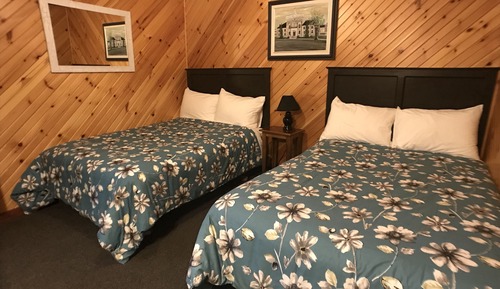 Connecting Treeview Room - 1 Queen and 2 Twin