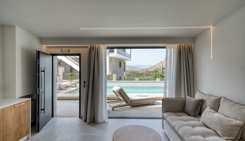 Comfort Suite, Pool View