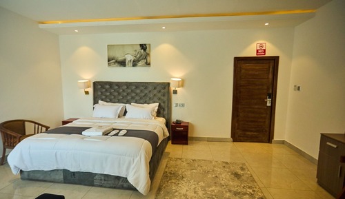 Luxury Studio Suite, 1 Queen Bed, Kitchenette, City View