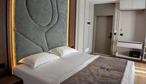 King Suite with Pool View