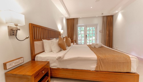 Standard Room, 1 King Bed, Non Smoking, Private Bathroom