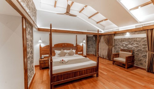 Grand Room, 1 King Bed, Non Smoking, Private Bathroom