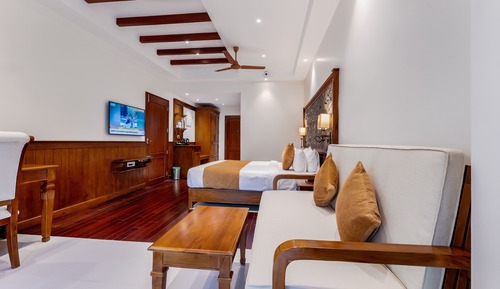 Premium Room, 1 King Bed, Non Smoking, Private Bathroom