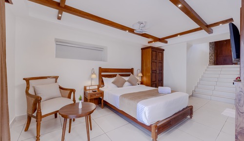 Luxury Room, 1 King Bed, Non Smoking, Private Bathroom