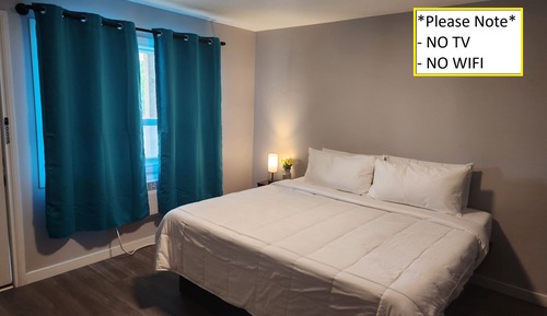 Standard Room, 1 King Bed, Partial Lake View, Ground Floor