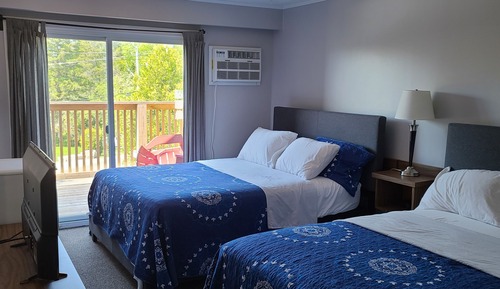 Standard Room, 2 Double Beds, Balcony, Partial Lake View