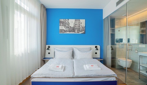 Design Room, 1 Queen Bed, Courtyard View