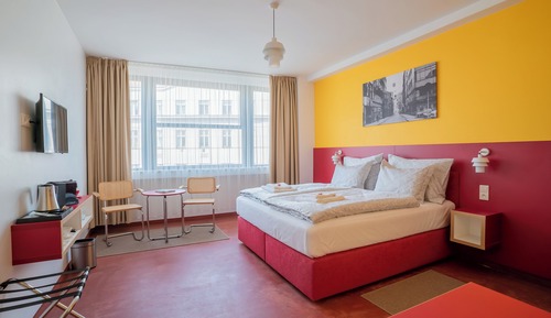 Comfort Room, 1 Queen Bed, City View