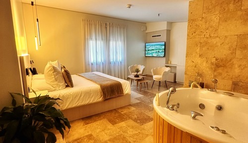 Junior suite with bathtub with spa access