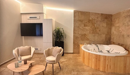 Junior suite with triple bathtub plus access to the spa 3 adults