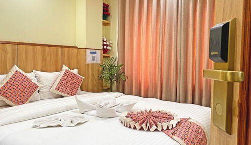 Deluxe Room, 1 King Bed, City View